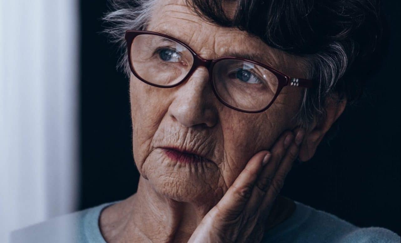 Proquimed Laboratorio Clínico - Enfermedad de Alzheimer | Sad, old woman standing alone in dark room &  _